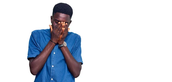 Genç Afro Amerikan Bir Adam Günlük Kıyafetler Giyiyor Ağlarken Suratını — Stok fotoğraf