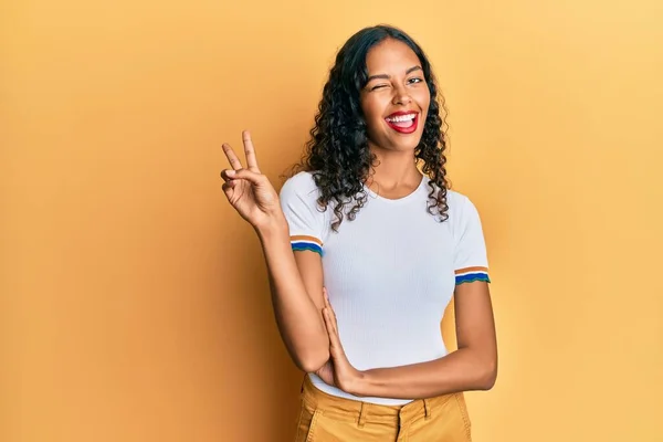 Jovem Afro Americana Vestindo Roupas Casuais Sorrindo Com Rosto Feliz — Fotografia de Stock