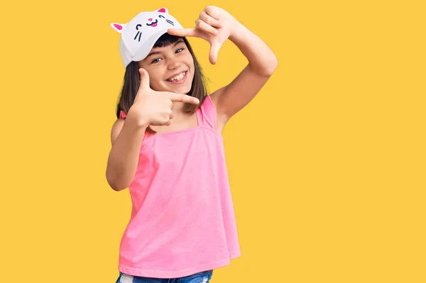 Niña Joven Con Bang Usando Gorra Gatito Divertida Sonriendo Haciendo —  Fotos de Stock