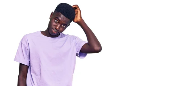 Gündelik Giysiler Giyen Genç Afro Amerikalı Adam Soru Sorup Kafasını — Stok fotoğraf