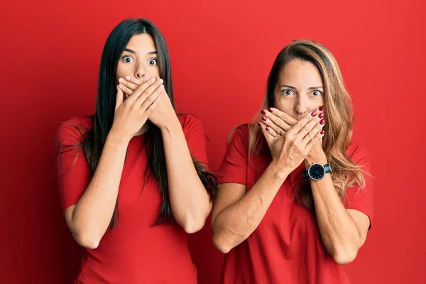 Familia Hispana Madre Hija Que Vestían Ropa Casual Sobre Fondo —  Fotos de Stock