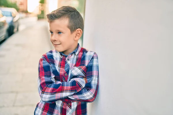 Adorabile Ragazzo Caucasico Con Braccia Incrociate Sorridente Felice Appoggiato Muro — Foto Stock