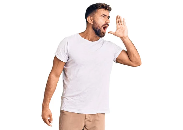 Jonge Spaanse Man Met Een Casual Wit Tshirt Schreeuwend Schreeuwend — Stockfoto