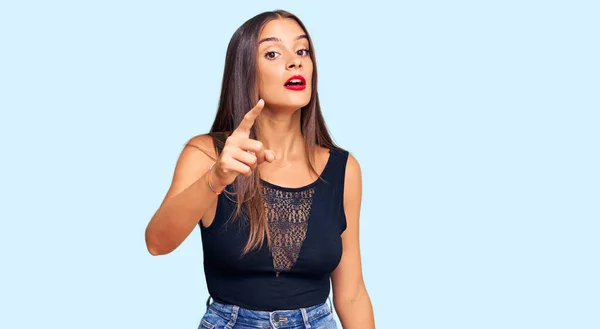 Genç Spanyol Kadın Gündelik Giysiler Giyip Kameraya Kızgın Sinirli Bir — Stok fotoğraf