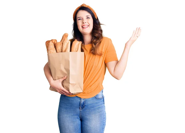 Schöne Junge Brünette Frau Hält Papiertüte Mit Brot Und Feiert — Stockfoto