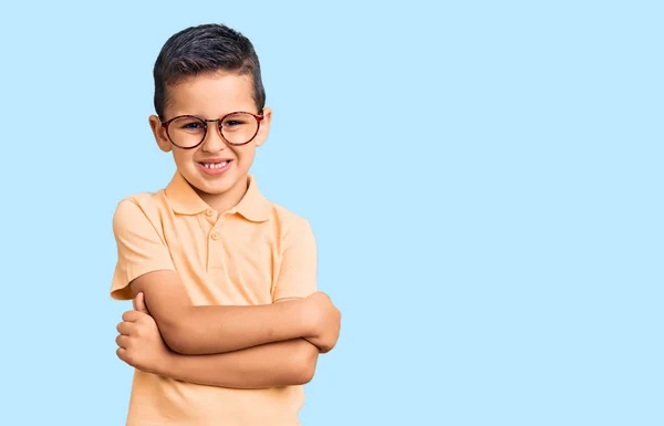 Pequeño Niño Lindo Con Ropa Casual Gafas Cara Feliz Sonriendo —  Fotos de Stock