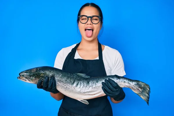 Jovem Bonito Asiático Menina Fishmonger Venda Fresco Cru Salmão Sticking — Fotografia de Stock