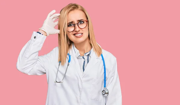 Vacker Kaukasiska Kvinna Bär Läkare Uniform Och Stetoskop Förvirra Och — Stockfoto