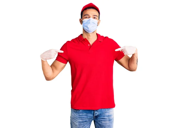 Joven Hombre Hispano Guapo Llevando Uniforme Parto Máscara Médica Mirando —  Fotos de Stock