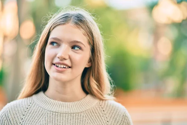 Bella Adolescente Caucasico Sorridente Felice Piedi Alla Città — Foto Stock