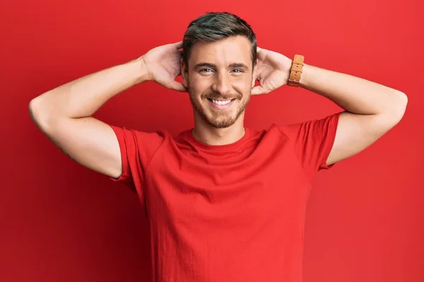 Hombre Caucásico Guapo Usando Camiseta Roja Casual Relajante Estiramiento Brazos — Foto de Stock