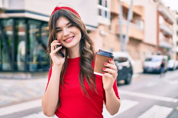 Ung Kaukasisk Kvinna Talar Smartphone Och Dricka Bort Kaffe Staden — Stockfoto