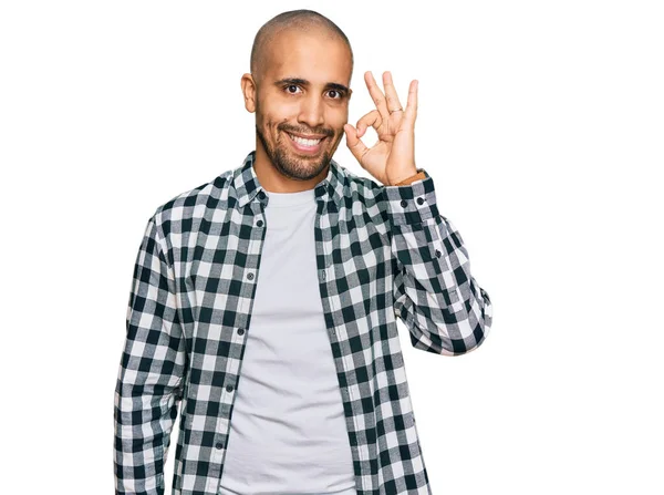 Homem Adulto Hispânico Vestindo Roupas Casuais Sorrindo Positivo Fazendo Sinal — Fotografia de Stock