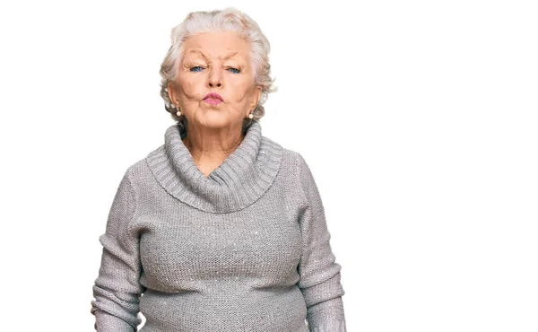 Kış Süveteri Giyen Yaşlı Kır Saçlı Bir Kadın Kameraya Bakıp — Stok fotoğraf