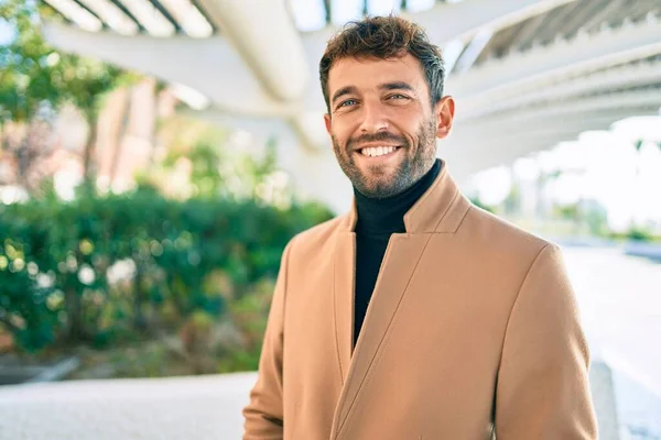 Bonito Homem Negócios Vestindo Jaqueta Elegante Sorrindo Feliz Livre — Fotografia de Stock