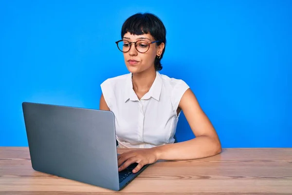 Hermosa Mujer Morena Trabajando Con Computadora Portátil Pensamiento Actitud Expresión — Foto de Stock