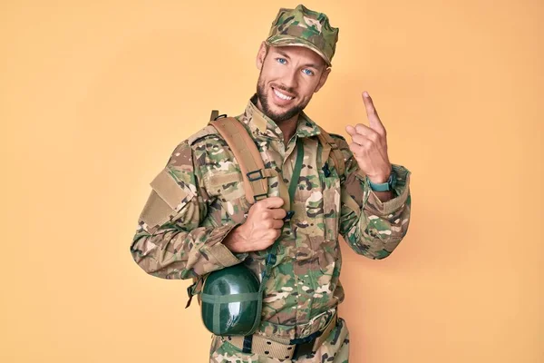 Young Caucasian Man Wearing Camouflage Army Uniform Canteen Surprised Idea — Stock Photo, Image