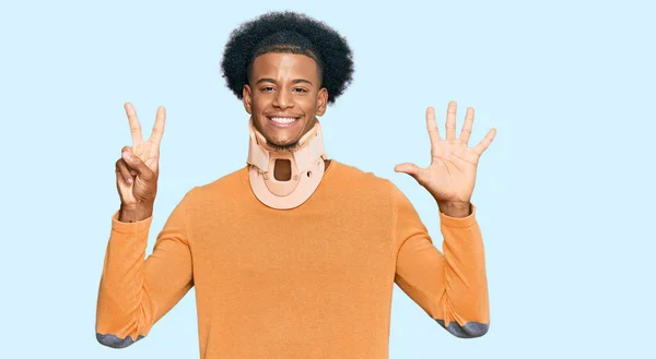 Hombre Afroamericano Con Cabello Afro Con Cuello Cervical Mostrando Señalando — Foto de Stock