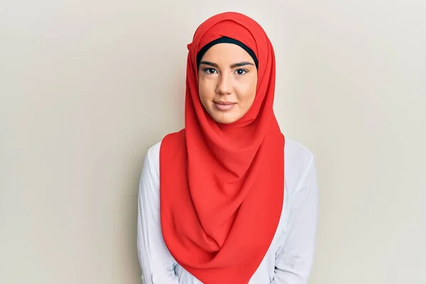 Jovem Bela Menina Hispânica Vestindo Tradicional Lenço Islâmico Hijab Relaxado — Fotografia de Stock