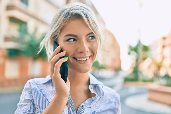 Junge Blonde Frau Lächelt Fröhlich Auf Dem Smartphone Der Stadt — Stockfoto