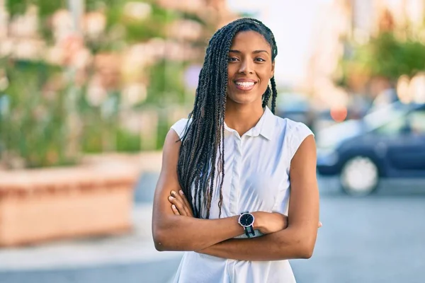 Joven Mujer Afroamericana Con Los Brazos Cruzados Sonriendo Feliz Ciudad — Foto de Stock
