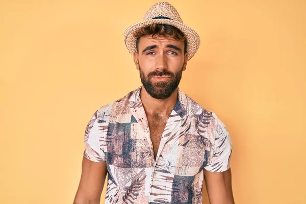 Νεαρός Ισπανός Που Φοράει Καλοκαιρινό Καπέλο Μελαγχολεί Και Ανησυχεί Για — Φωτογραφία Αρχείου