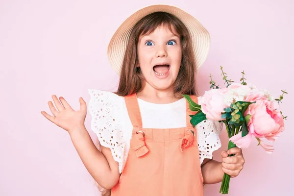 Kleines Kaukasisches Mädchen Mit Langen Haaren Das Eine Blume Der — Stockfoto