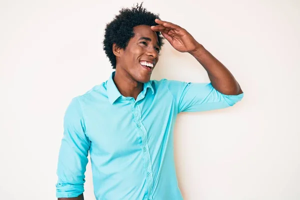 Schöner Afrikanisch Amerikanischer Mann Mit Afro Haaren Lässiger Kleidung Sehr — Stockfoto