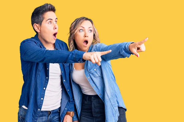 Couple Women Wearing Casual Clothes Pointing Finger Surprised Ahead Open — Φωτογραφία Αρχείου