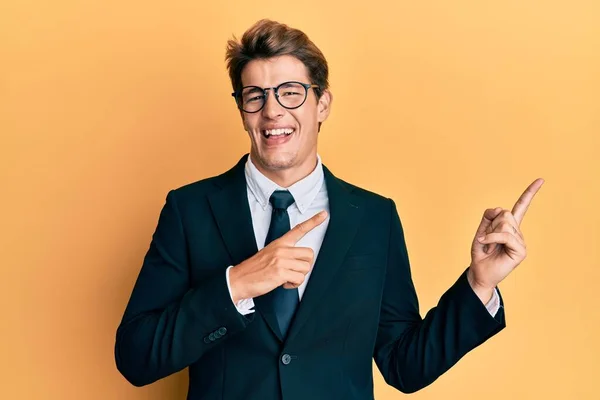 Bonito Caucasiano Vestindo Terno Negócios Gravata Sorrindo Olhando Para Câmera — Fotografia de Stock