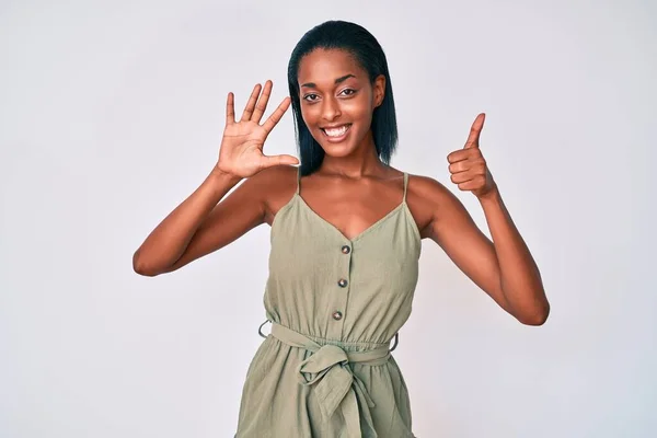 自信と幸せ笑顔ながら 若いアフリカ系アメリカ人の女性は カジュアルな服を着て指の数6を示すと指摘します — ストック写真