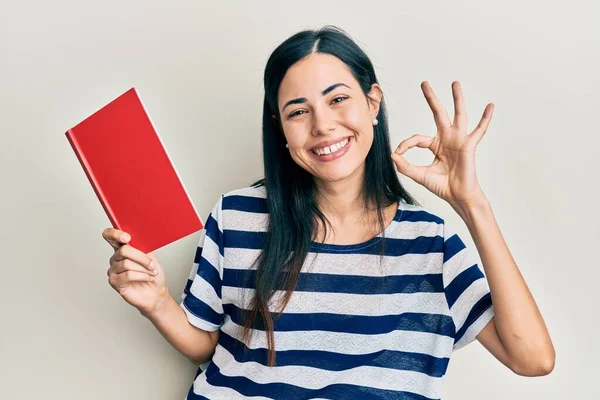 Linda Jovem Leitura Livro Fazendo Sinal Com Dedos Sorrindo Simpática — Fotografia de Stock