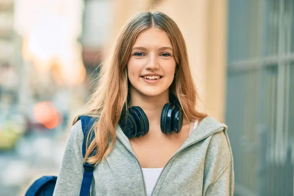 Hermosa Estudiante Caucásica Adolescente Sonriendo Feliz Usando Auriculares Ciudad — Foto de Stock