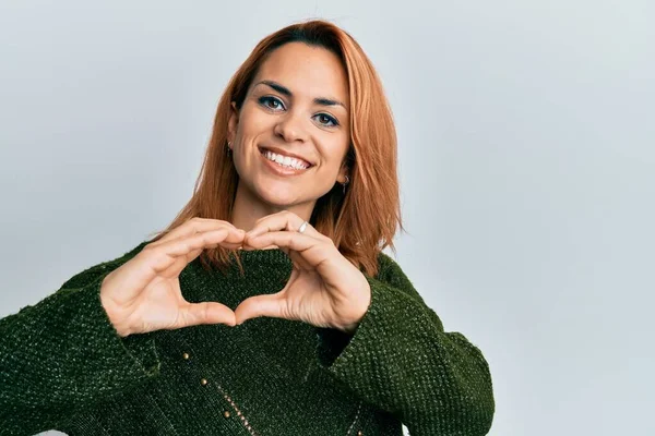 Spaanse Jonge Vrouw Draagt Casual Winter Trui Glimlachend Liefde Doen — Stockfoto