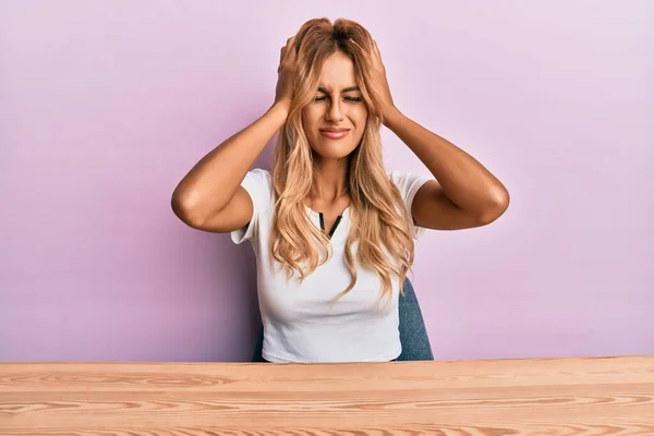 Beautiful Blonde Young Woman Wearing Casual Clothes Sitting Table Suffering — Stock Photo, Image