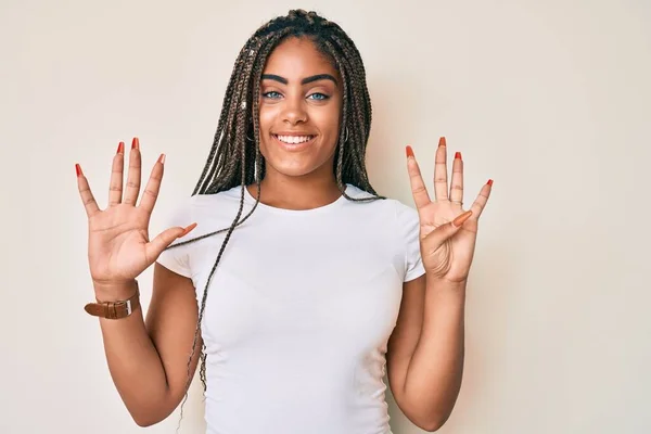 Junge Afrikanisch Amerikanische Frau Mit Zöpfen Trägt Legeres Weißes Shirt — Stockfoto