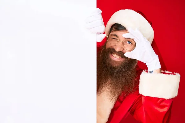 Hezký Mladý Rudý Muž Dlouhými Vousy Kostýmu Santa Clause Držící — Stock fotografie