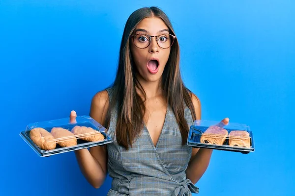 Young Hispanic Woman Holding Take Away Food Afraid Shocked Surprise — Stok fotoğraf