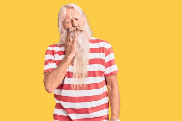 Vecchio Anziano Con Capelli Grigi Barba Lunga Che Indossa Una — Foto Stock