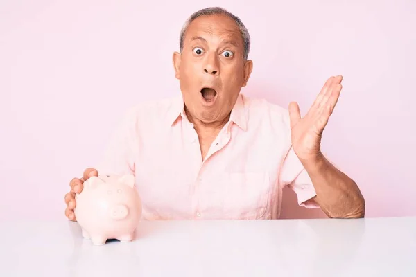 Homem Bonito Sênior Com Cabelos Grisalhos Segurando Banco Porquinho Sentado — Fotografia de Stock