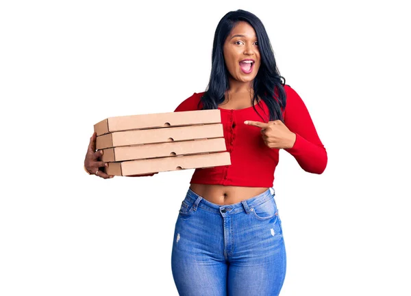 Mulher Hispânica Com Cabelo Longo Segurando Entrega Caixa Pizza Sorrindo — Fotografia de Stock