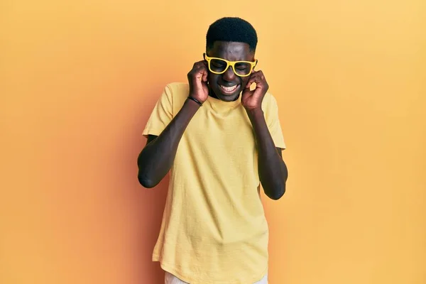 Joven Afroamericano Vestido Con Ropa Casual Gafas Que Cubren Las — Foto de Stock