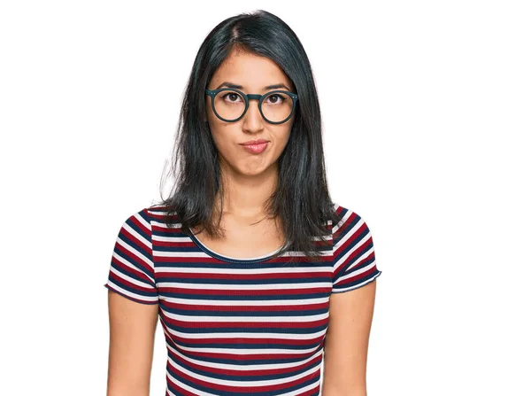 Piękna Azjatycka Młoda Kobieta Luźnych Ubraniach Okularach Sceptyczna Nerwowa Marszcząca — Zdjęcie stockowe