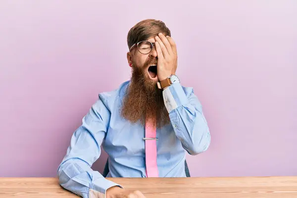 Joven Pelirrojo Irlandés Con Camisa Negocios Corbata Sentado Mesa Bostezando —  Fotos de Stock