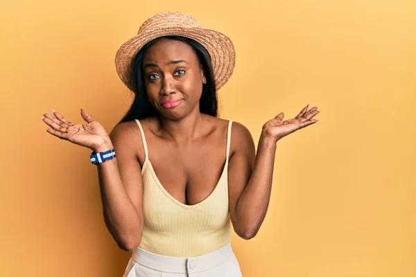 Mujer Africana Joven Con Sombrero Verano Sobre Fondo Amarillo Despistado —  Fotos de Stock