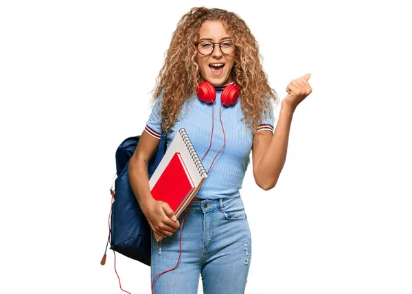 Hermosa Chica Adolescente Caucásica Sosteniendo Mochila Estudiantil Libros Gritando Orgullosos —  Fotos de Stock