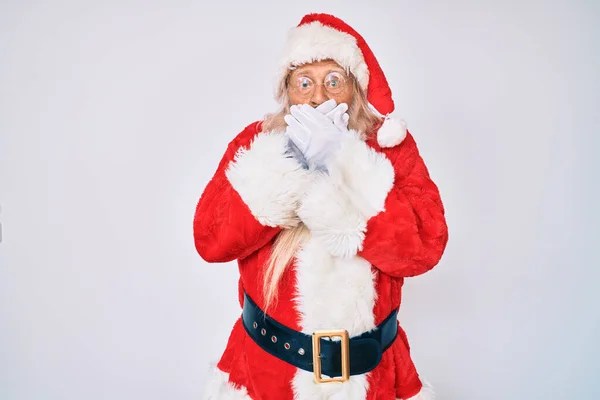 白髪で長い髭を生やした年配の男性が サンタクロースの衣装を着て手で口を覆いながら誤ってショックを受けた 秘密の概念 — ストック写真
