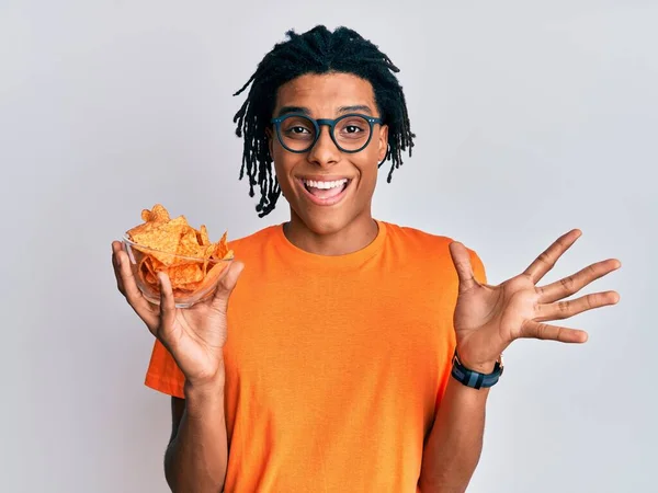 Jovem Afro Americano Segurando Batatas Fritas Nachos Celebrando Realização Com — Fotografia de Stock