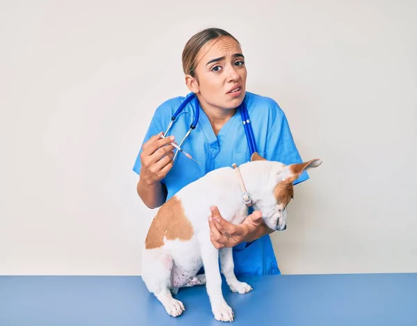 Giovane Bella Donna Veterinaria Bionda Mettendo Vaccino Cucciolo Cane Espressione — Foto Stock