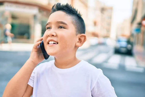 Menino Adorável Sorrindo Feliz Falando Smartphone Rua Cidade — Fotografia de Stock